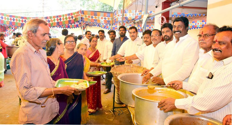 శ్రీ మహాలక్ష్మి అమ్మవారి దేవస్థానంలో అన్నదానం