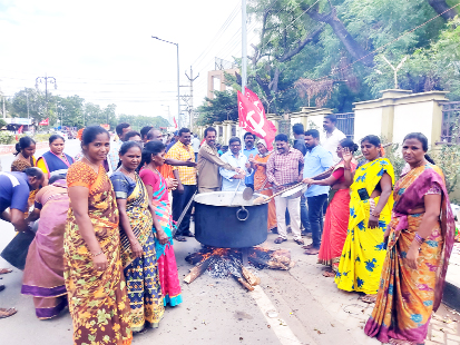  వంట వార్పులో మున్సిపల్‌ కార్మికులు, నాయకులు