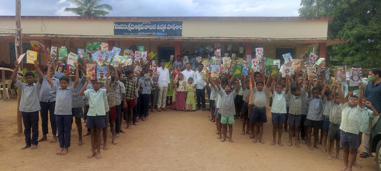 గిరిజన విద్యార్థులకు పాఠ్యపుస్తకాల పంపిణీ