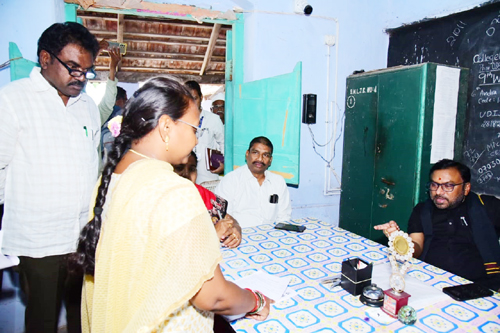 పోలింగ్ కేంద్రాన్ని పరిశీలిస్తున్న డాక్టర్ పాల భాస్కర్