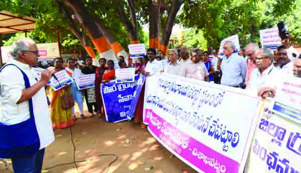   గంథాలయ స్థలంలో భవనం నిర్మించాలి