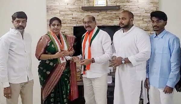 /film-actress-divyavani-joined-congress