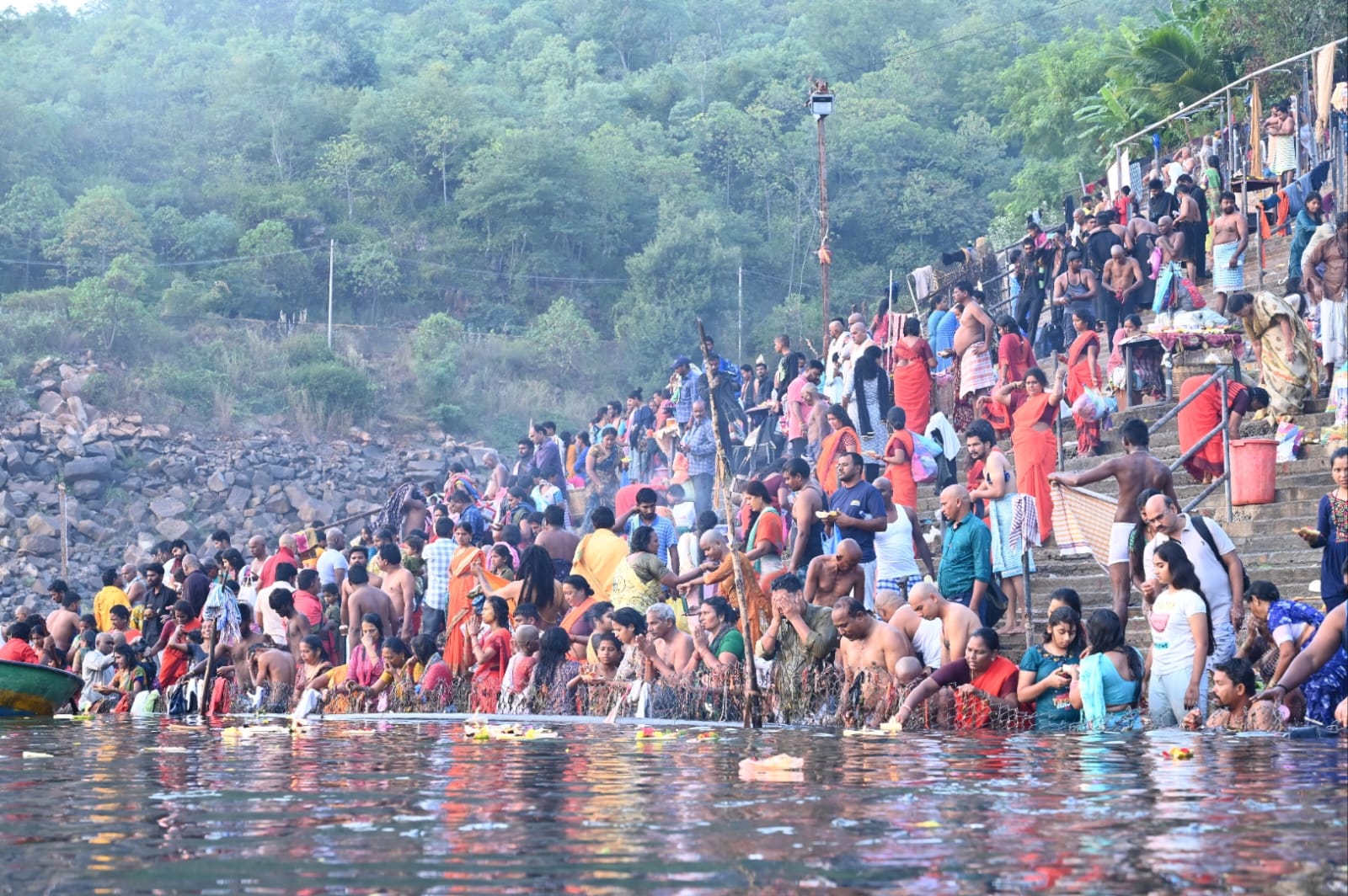 పాతాళగంగలో సాన్నాలాచరిస్తున్న భక్తులు