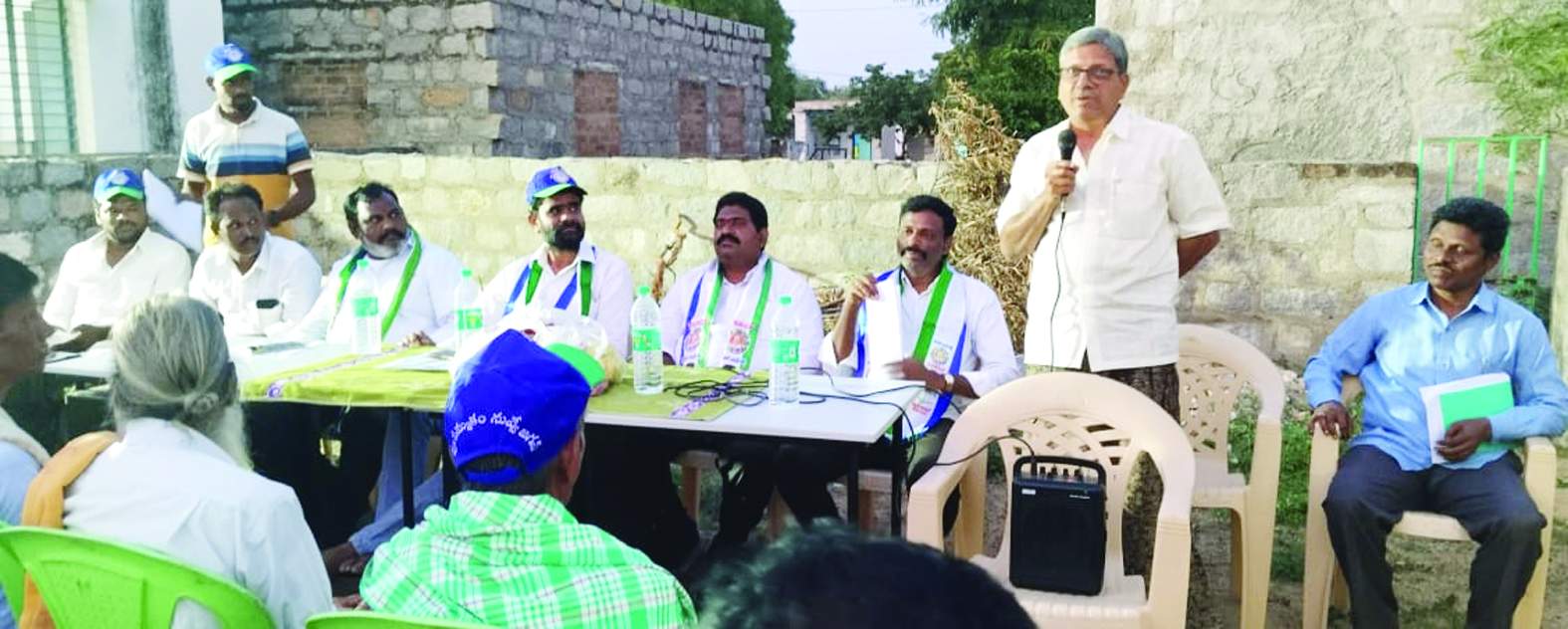 దేవనకొండలో మాట్లాడుతున్న హంపి రెడ్డి